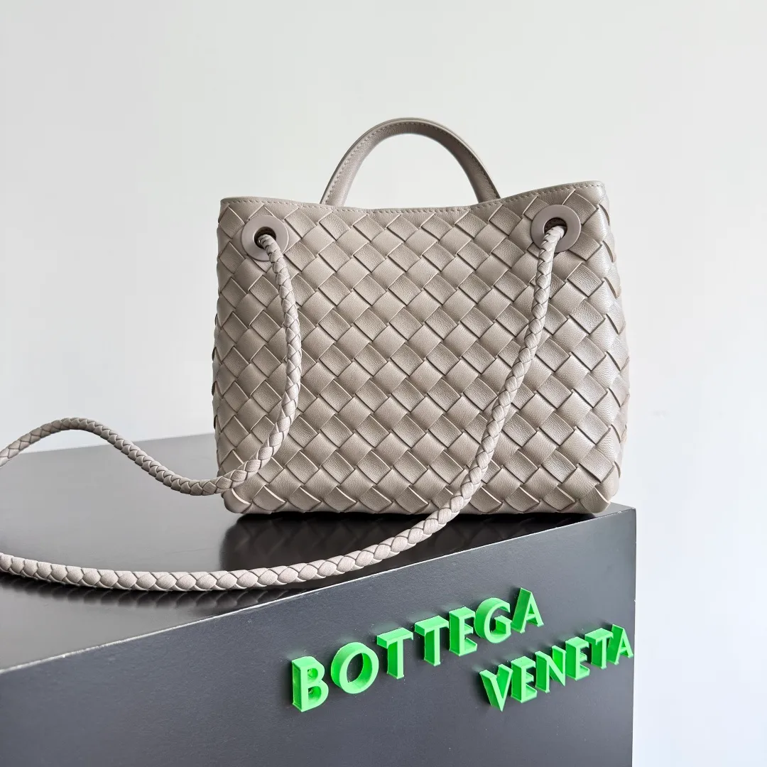 The 2023 new Andiamo batch of 1860 BV has been shipped‼ ️Really popular🔥The new Andiamo woven handbag launched by Bottega Veneta this season is really popular all over the world! ! Celebrities at home and abroad have worn it, and Oscar-winning actress Michelle Yeoh has taken it out on the street. Song Jia, Trai Yara, Yu Feihong, Sanji Ayaka, Rosie Hunting-Whiteley, Yoshioka Riho, etc. have all picked up this bag. It is classic and versatile, showing off its temperament, and the bag capacity is also large, which is very convenient for daily commuting! ! A variety of carrying methods, the shoulder straps can be adjusted by yourself, the original lambskin feels soft and delicate, and the unisex style breaks gender boundaries and brings a more practical and longer-lasting use experience. Andiamo, which has both elegant and casual styles, perfectly interprets the true appearance of "fashionable old money style". Style number: 743568 Size: 25*22*10.5cm
